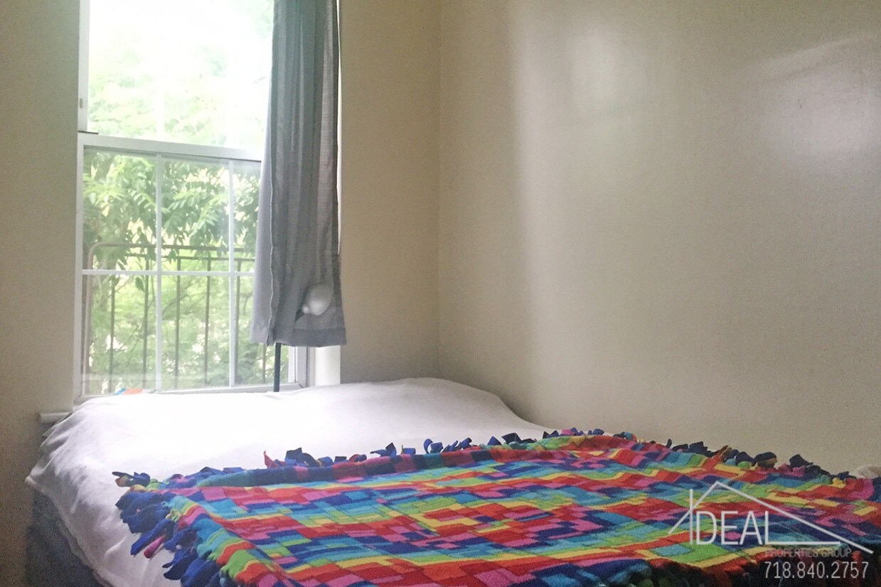 Foto del edificio - 896 St Johns Pl