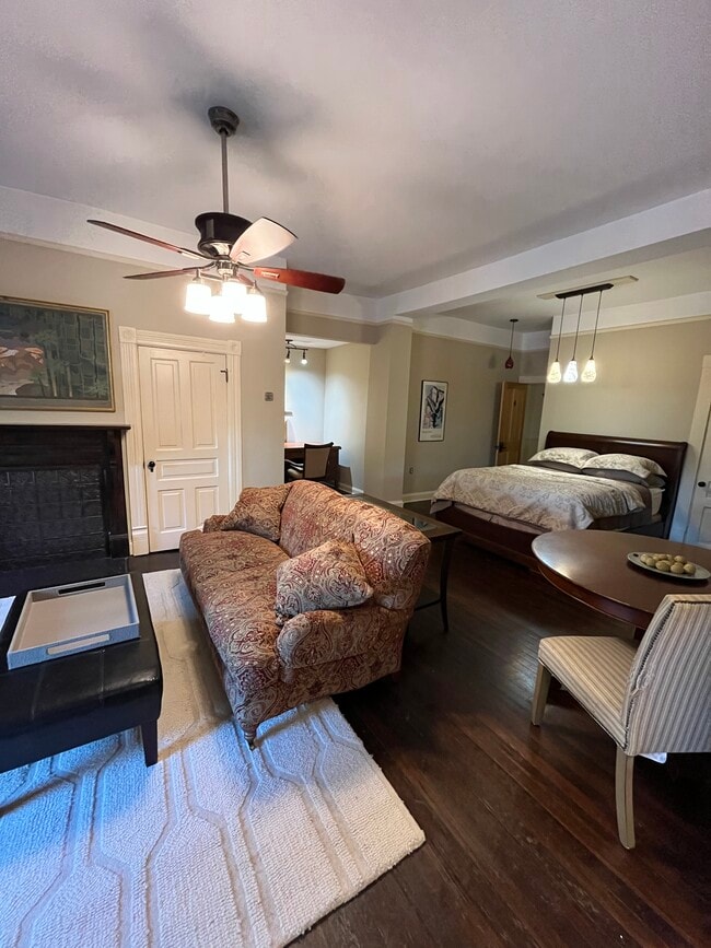 Building Photo - 147 E Chestnut St