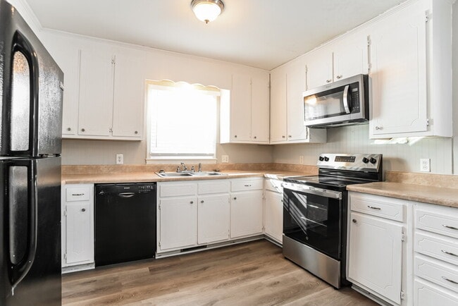 Building Photo - 717 Goose Creek Dr