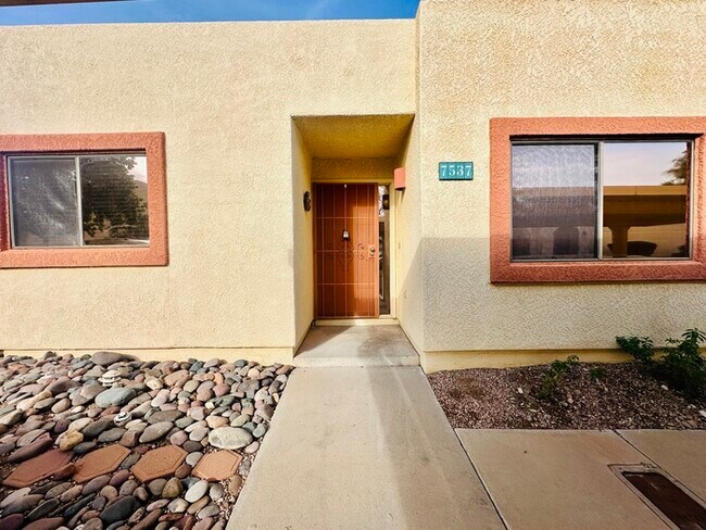 Foto del edificio - 3 Bedroom Townhome with Vaulted Ceilings, Yard, Community Pool and Covered Parking! See Today!