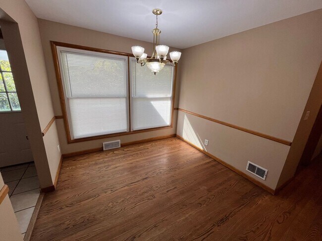 Building Photo - 1347 Oakmont Ave