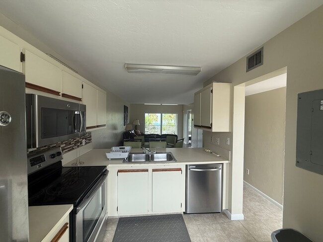 Building Photo - Family Friendly 3 Bedroom Townhome Style C...