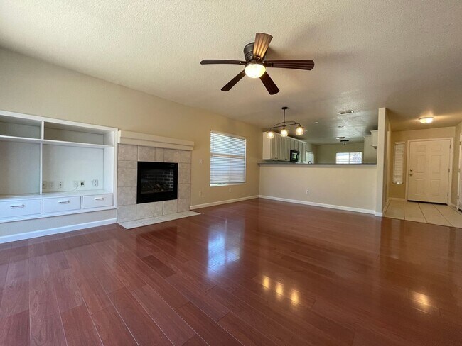 Building Photo - Charming 3-Bedroom Home in Folsom – Move i...