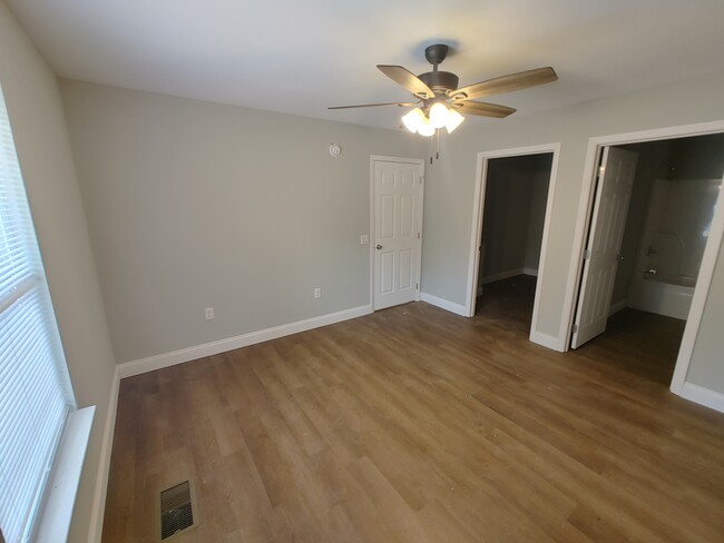 Building Photo - 1752 King Hill Rd