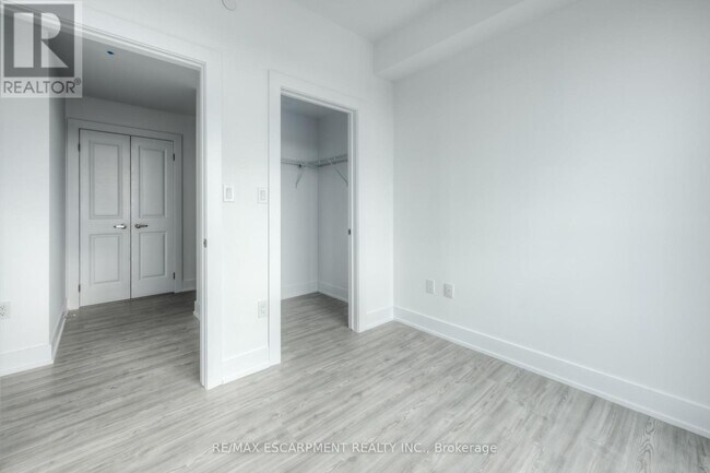 Building Photo - 450 Dundas St E