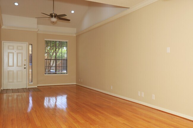 Building Photo - 107 Manor Pl
