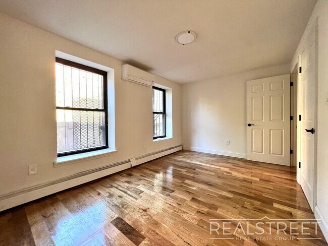 Building Photo - Charming 1 Bed Floor Thru in Bushwick