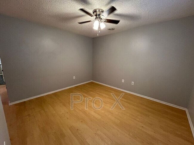 Foto del edificio - 2316-2318 Raven Ln