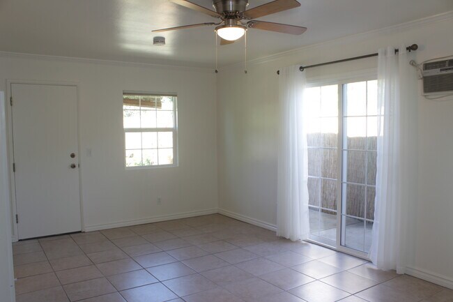 Building Photo - 3045 Oneida St
