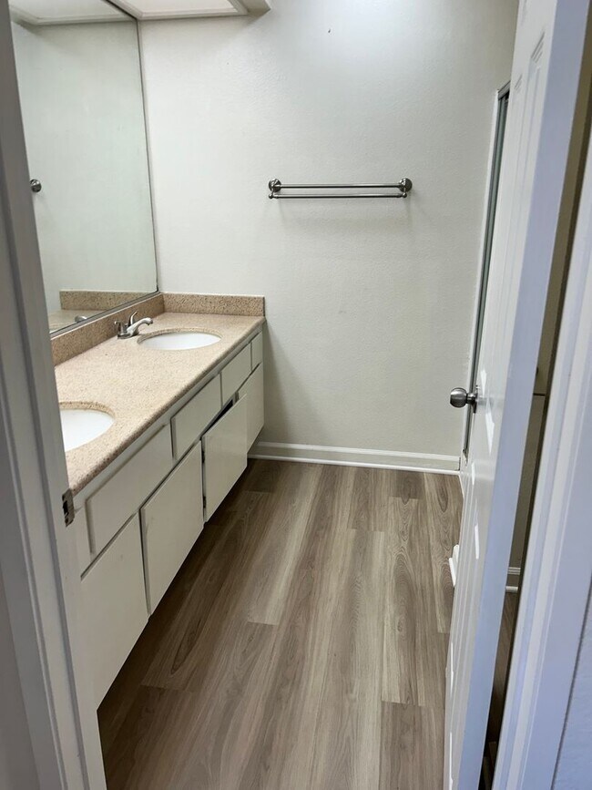 Foto del edificio - Beautiful 2b2.5b Condo in a great area of ...