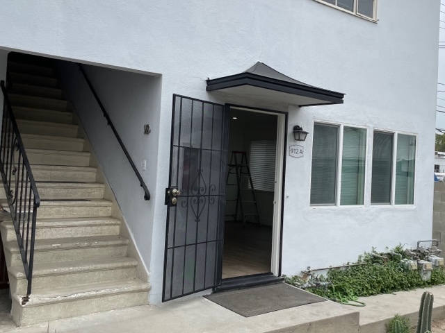 Entrance - 912 N Screenland Dr