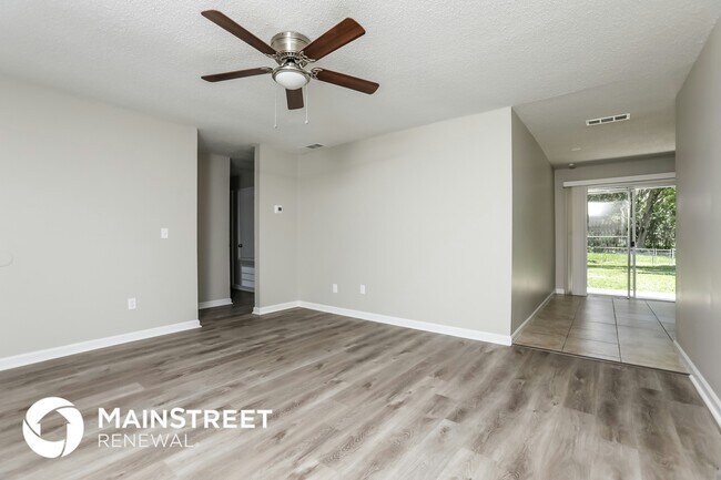 Foto del edificio - 7357 Riverside Pl