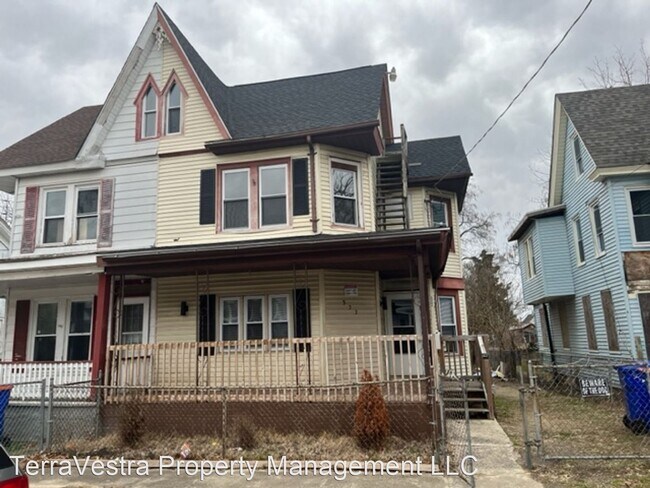 Building Photo - 3 br, 1 bath House - 322 E Oak Street