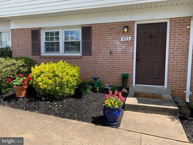 Building Photo - 433 Denning Ct