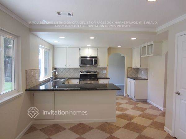 Foto del edificio - 160 Lakehurst Dr