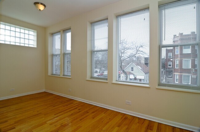 Foto del edificio - 2107 N Sawyer Ave