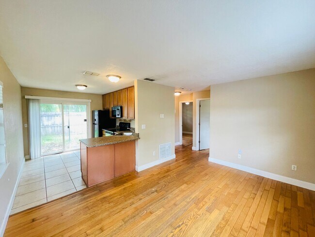 Building Photo - 2 Bed / 1 Bath Villa Style Condo In the He...