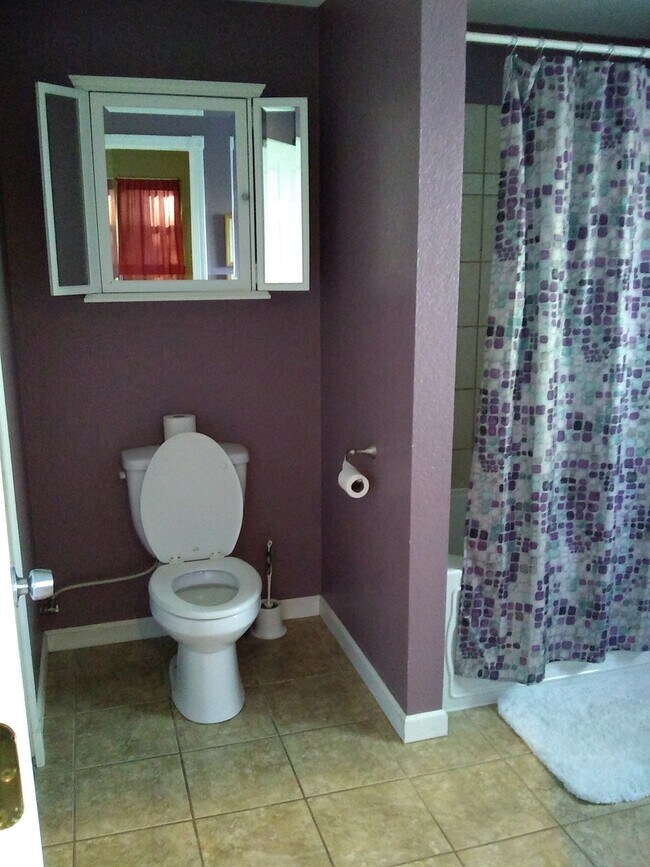 Building Photo - Charming 2 story home available on quiet s...
