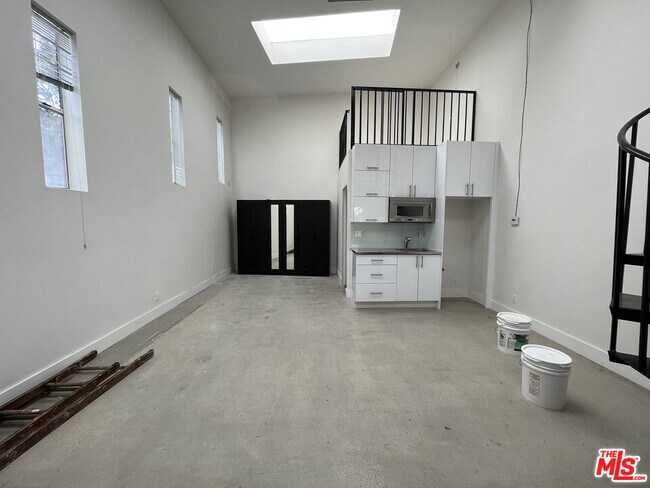 Building Photo - 553 Rose Ave