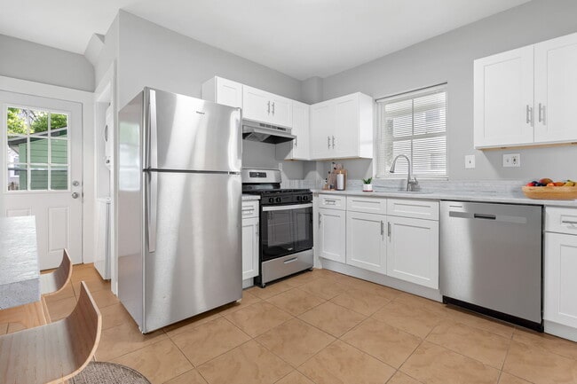 Building Photo - 666 Main St