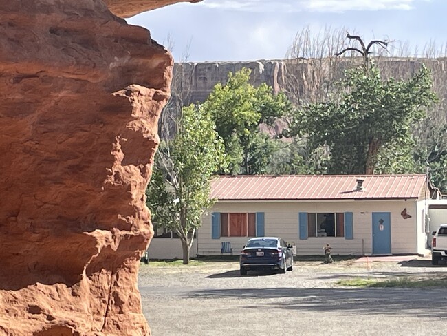 Building Photo - 890 Navajo Twins Dr