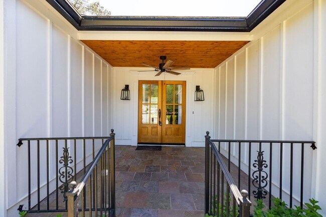 Building Photo - Updated Ranch Floorplan with Modern Finishes