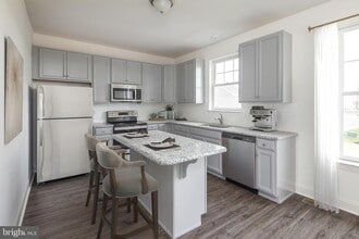 Building Photo - 873 Mapleton Ave