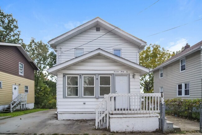 Building Photo - 1432 Sara Ave