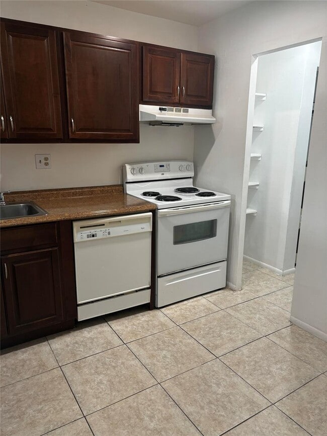 Building Photo - 7901 Colony Cir S