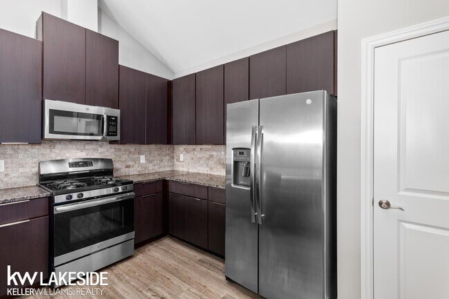 Foto del edificio - 45732 Utica Park Blvd