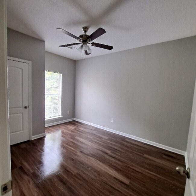 Foto del edificio - 6131 Woodstock View Dr