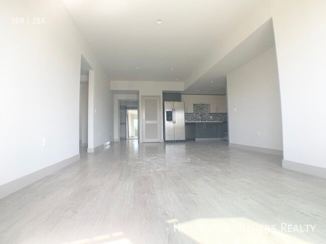 Building Photo - 3714 Kelton Ave