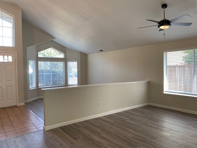 Foto del edificio - $500 MOVE IN SPECIAL !! Spacious 3 Bedroom / 2 Bath Home with a Bonus Family Room in Tracy!!!