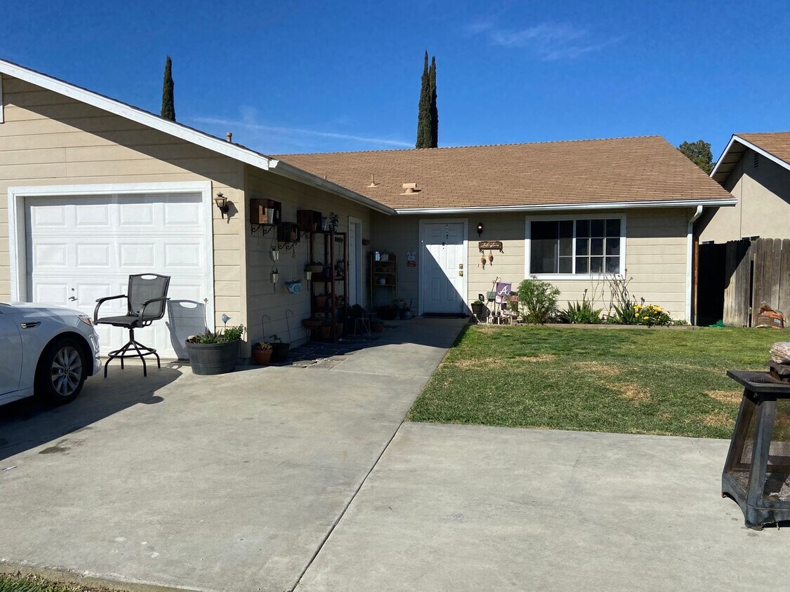 Primary Photo - 1015 N Wisconsin Way