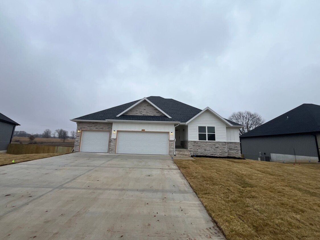 Foto principal - BRAND-NEW 5-bed, 3-bath home in Republic!!!