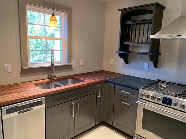 Building Photo - 2BR, 2.5 Ba End unit townhouse in Pikes Place