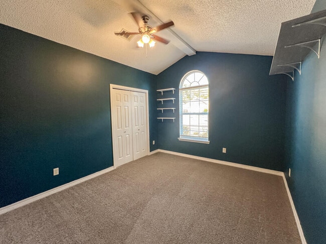 Building Photo - 107 Kyle Ln