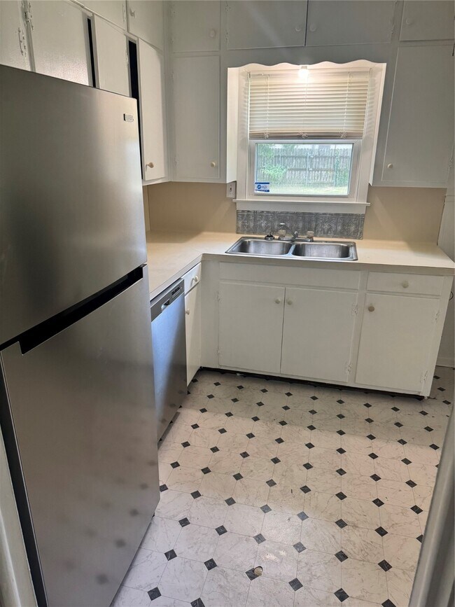 Foto del edificio - 5045 Raleigh Dr