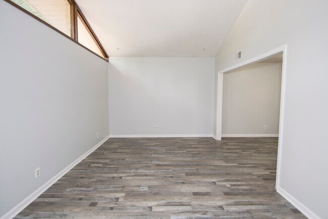 Building Photo - 3 Bedroom on Chantilly Drive