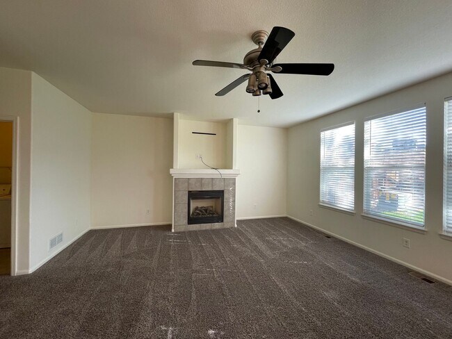 Foto del edificio - 3Bed 3Bath Home In Erie Available July!