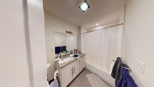 Foto del edificio - No Brokers Fee, 5 Bed. 2 Full Bathrooms in South End, Eat-in Kitchen, Big Bedrooms, Laundry on a ...