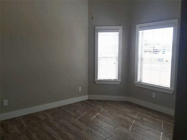 Building Photo - 3100 SW Riverstone Ave