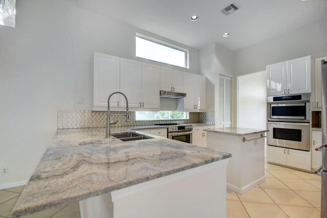 Building Photo - 18727 Ocean Mist Dr