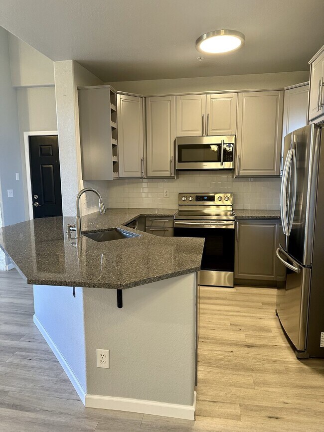 Foto del edificio - Don't Miss This Stunning Top Floor Unit in Littleton, CO! Stunning View From Private Balcony!!