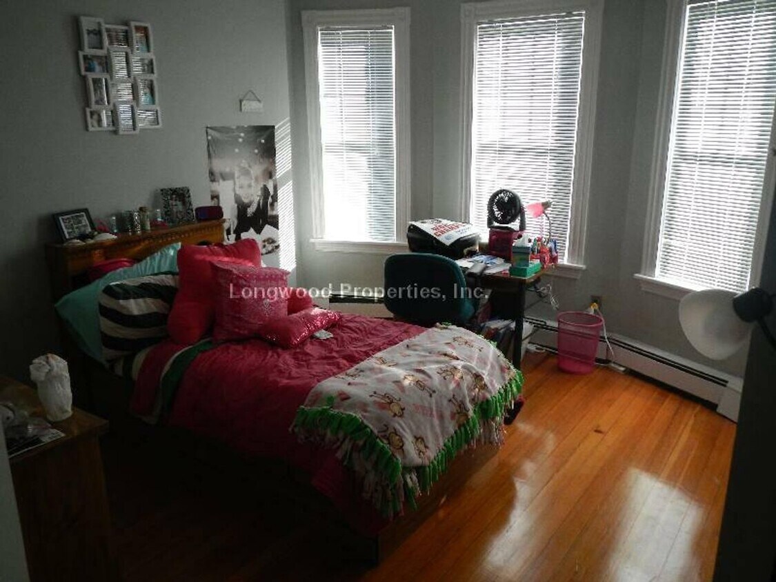Building Photo - Charming 4 Bedroom