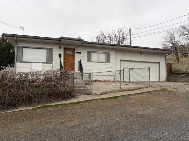 Foto del edificio - Cozy 2-Bedroom Home With Workshop/Garage