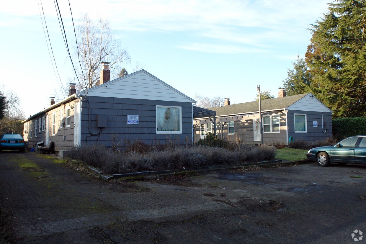 Building Photo - 6840-6850 NE Going St