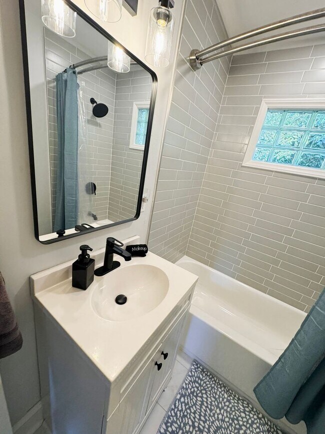 Foto del edificio - Renovated 2 Bed 1 Bath Home