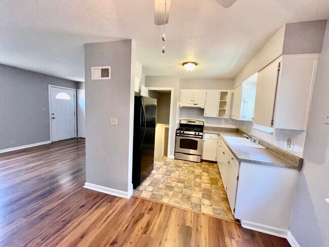 Building Photo - Recently Updated 3 Bedroom / 2 Full Bathro...