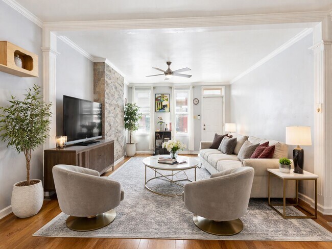 Building Photo - Bright 2 bed 1.5 bath available 6/13 with private patio